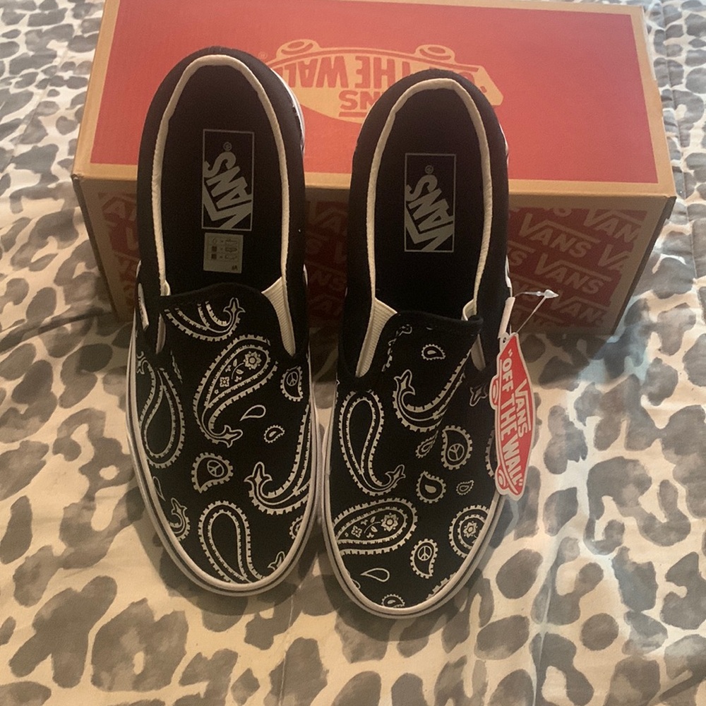 Women’s Size 8 Slip On Vans NEW Black & White Paisley Bandana